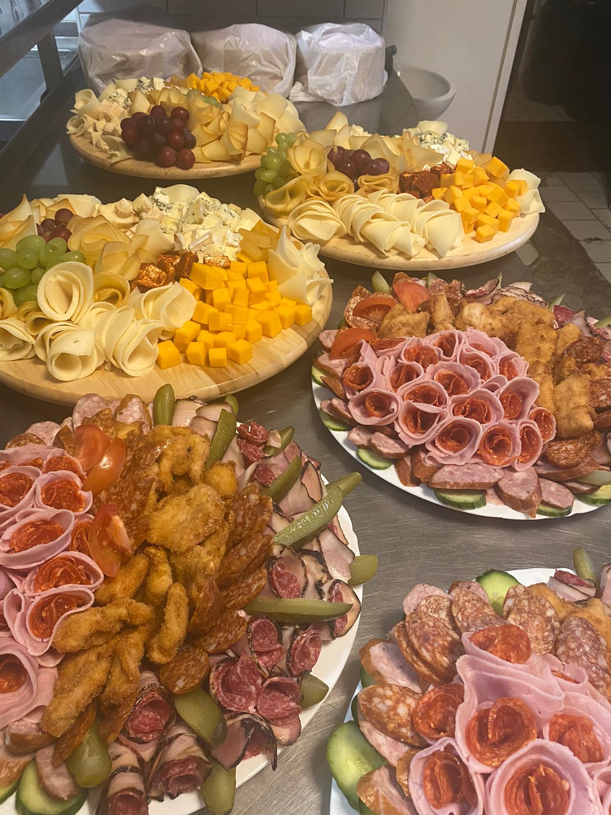 Catering U Hrocha — slavnostní stůl s občerstvením